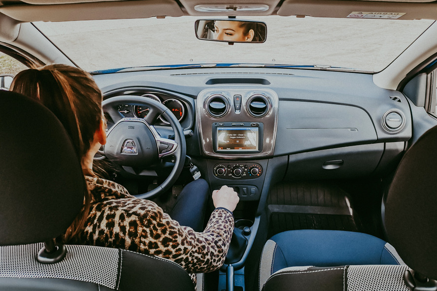 Mulher na direção do carro. Foto- Pexels / Rrobert Nagy