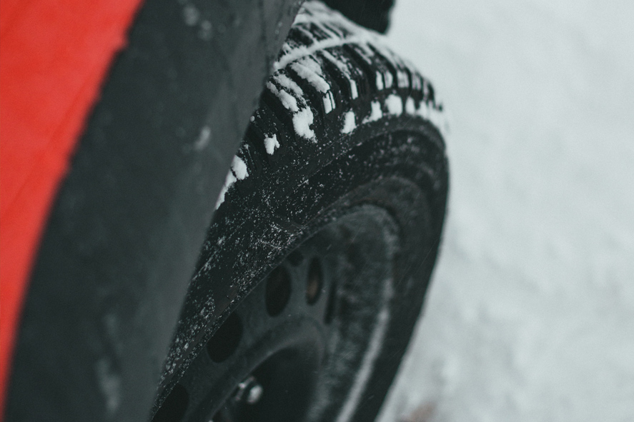 Cuidados com os pneus no inverno. Foto Pexels / Erik Mclean