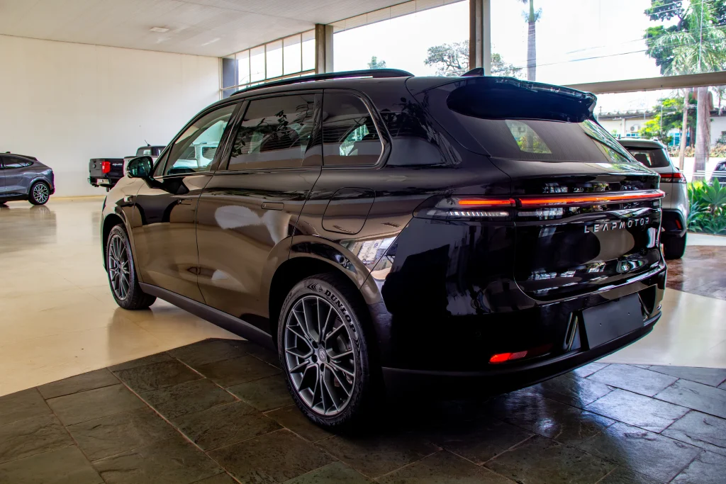 Leapmotor C10 preto visto de frente em showroom com iluminação LED ativa