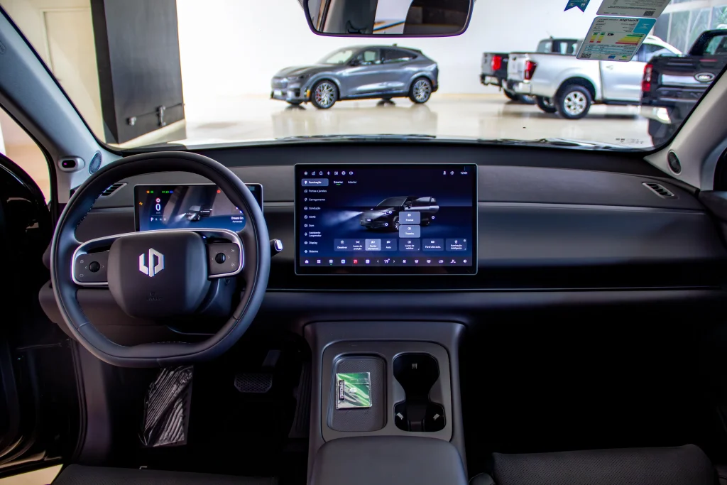 Interior do Leapmotor C10 com central multimídia de 14,6 polegadas e painel digital